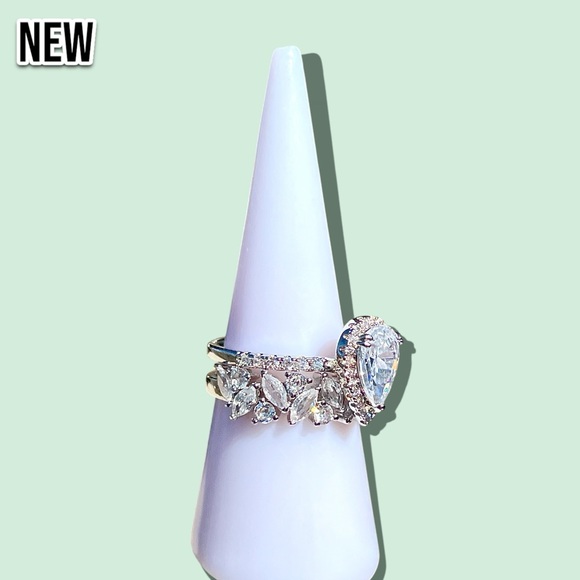 New Dazzling Cubic Zirconia Teardrop CZ Wedding Engagement Ring 2pc set - Picture 7 of 14